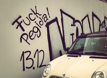 <a title="my caption" href="images/2015dez-09.jpg" rel="lightbox">Und: F**k Wandbeschmierer!</a>