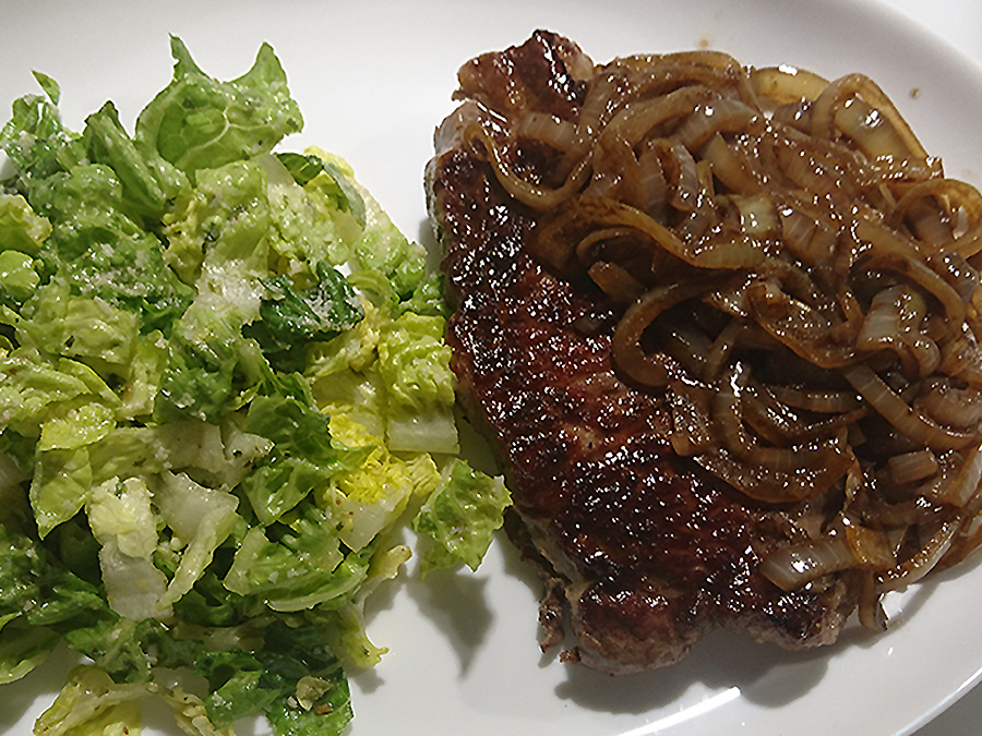 Rumpsteak Zwiebeln grüner Salat