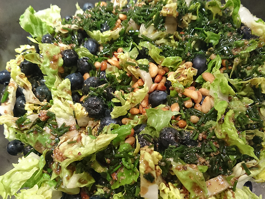 Salat Waldbeeren Pinienkerne