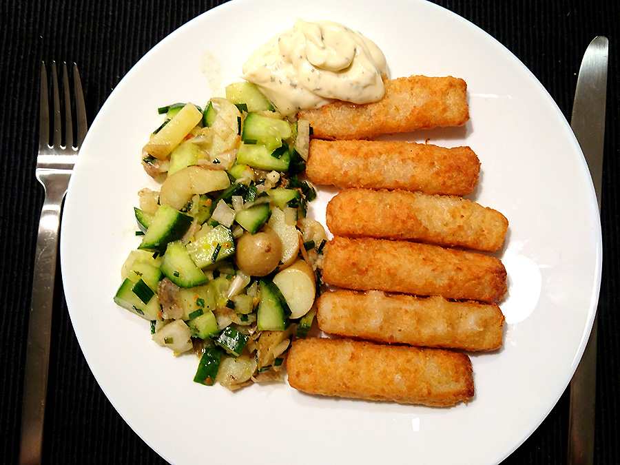 Fischstäbchen Kartoffel-Gurken-Salat Fischstäbchen mit Kartoffel-Gurken-Salat