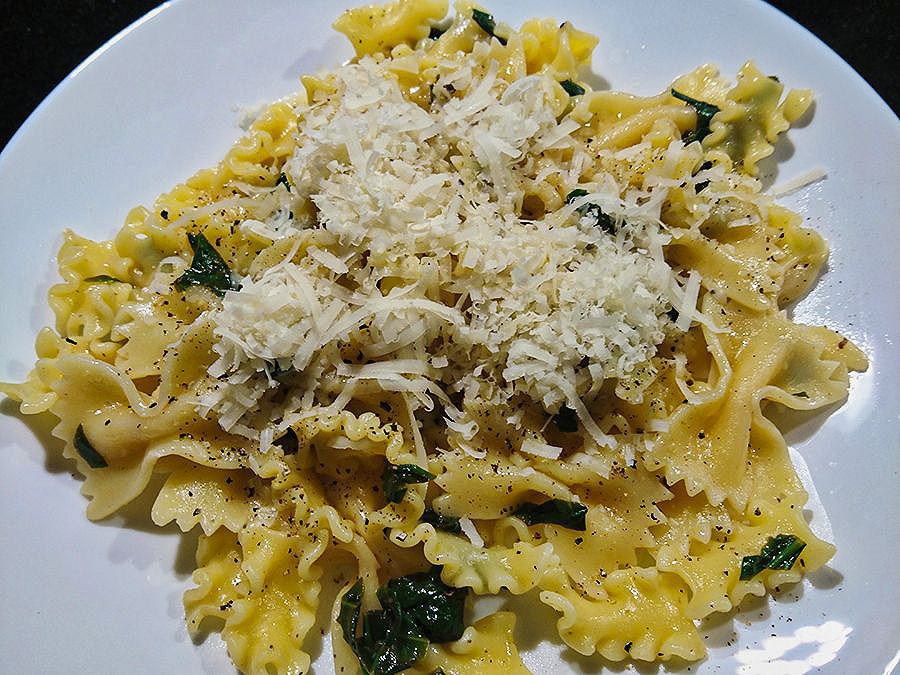 Farfalle Trüffelbutter Zitronensaft Pfeffer Spinat Parmesan