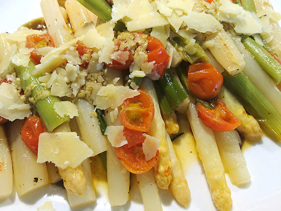 Spargel Frühlingszwiebeln Kirschtomaten Parmesan