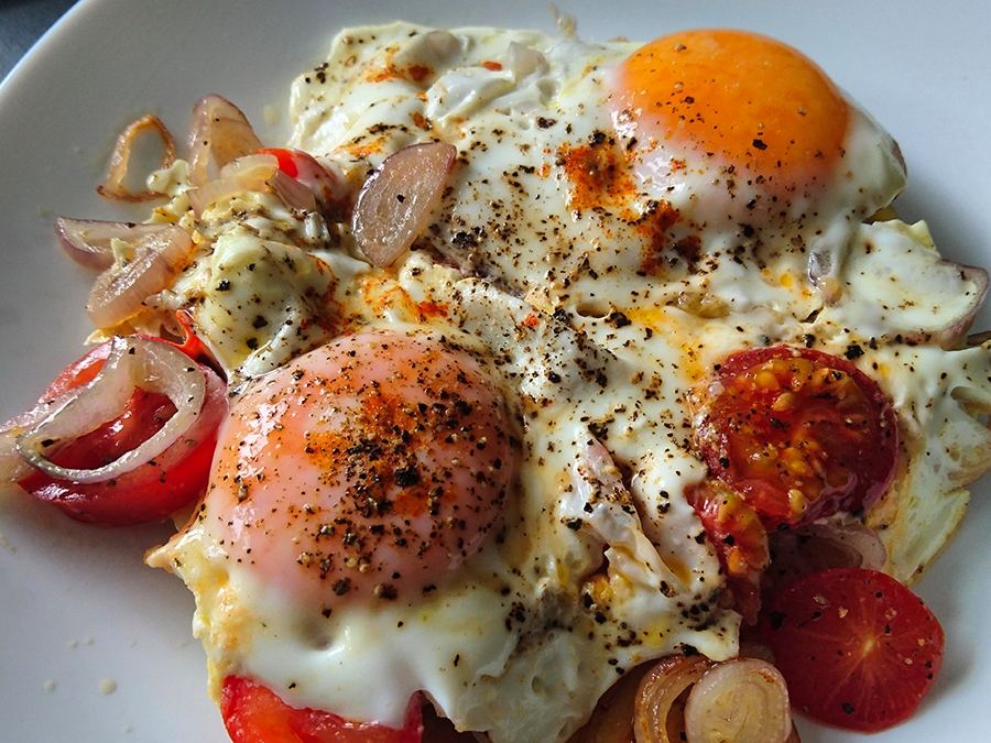 Spiegelei Tomaten Zwiebeln Brot Käse