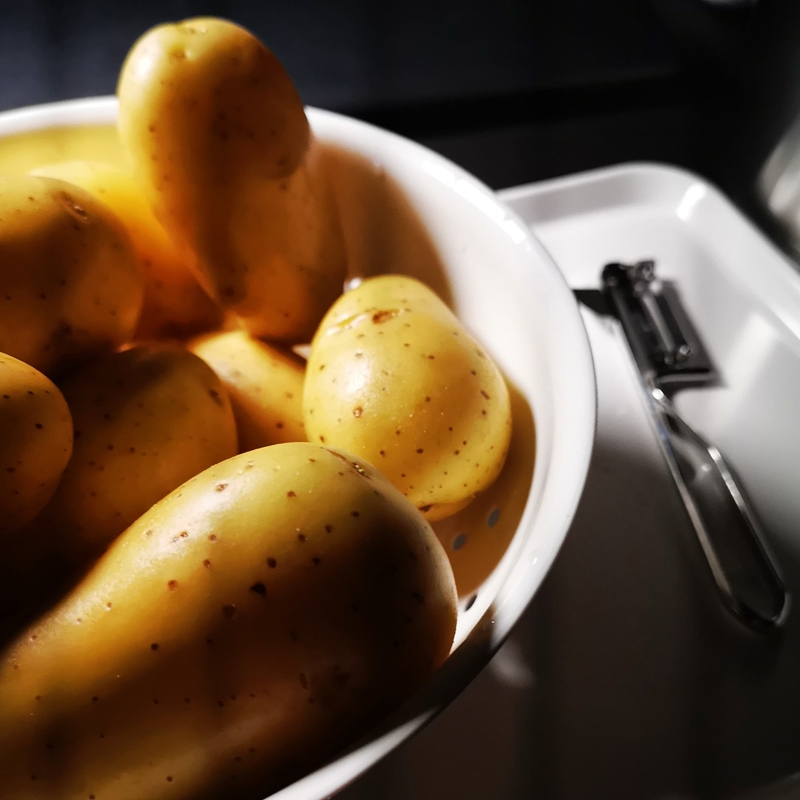 10 | Kartoffeln schälen und dabei die letzte Folge von Lupin netflixen. Gemütlich.